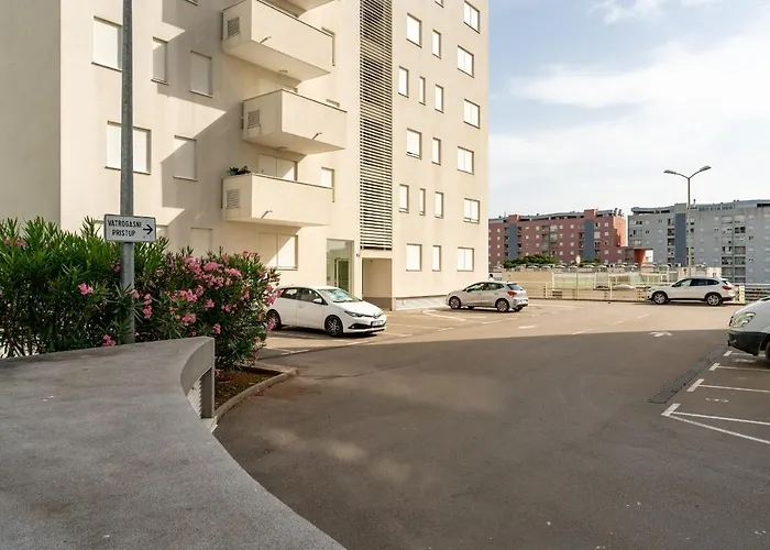 City Lux Apartment 1- With Garage And Balcony
